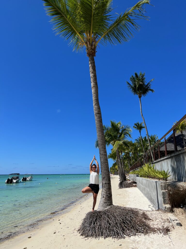 giulia vrksasana palma in spiaggia mauritius